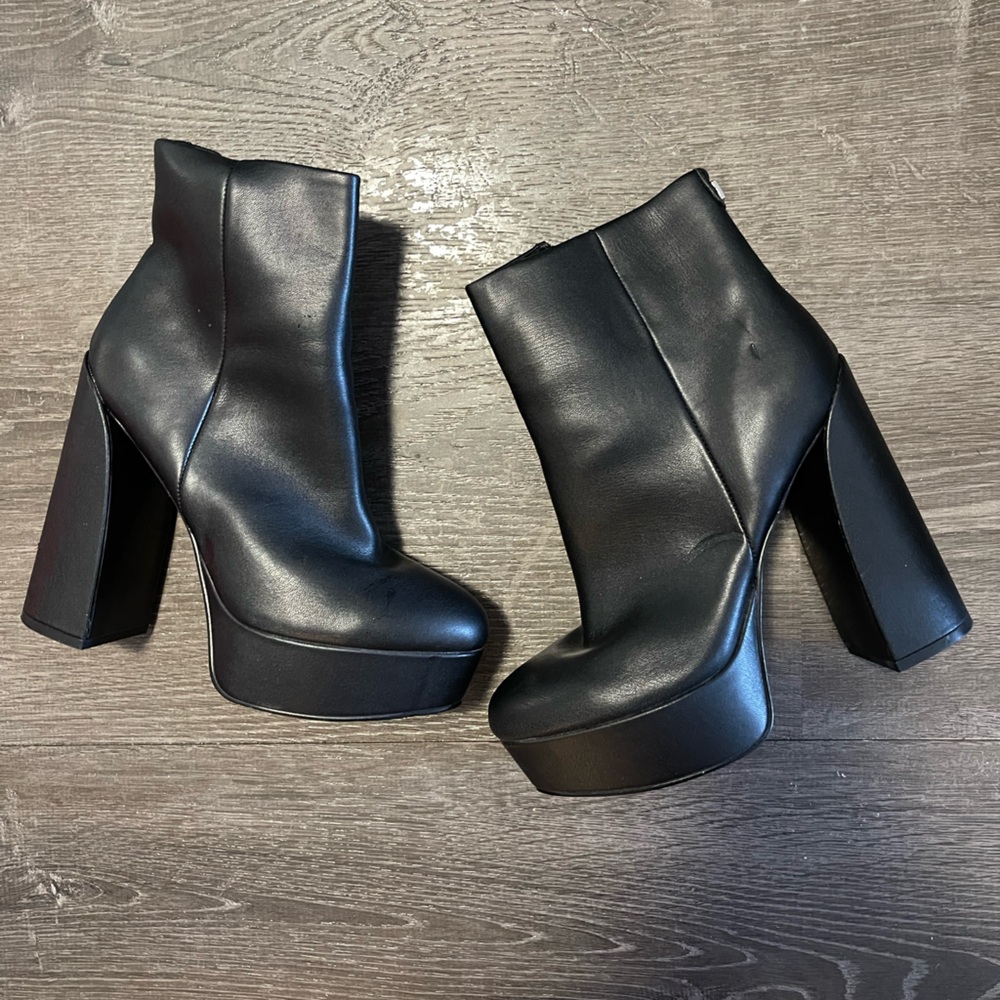 Guess boots